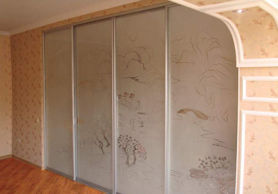 Раздвижная перегородка с пескоструйным рисунком